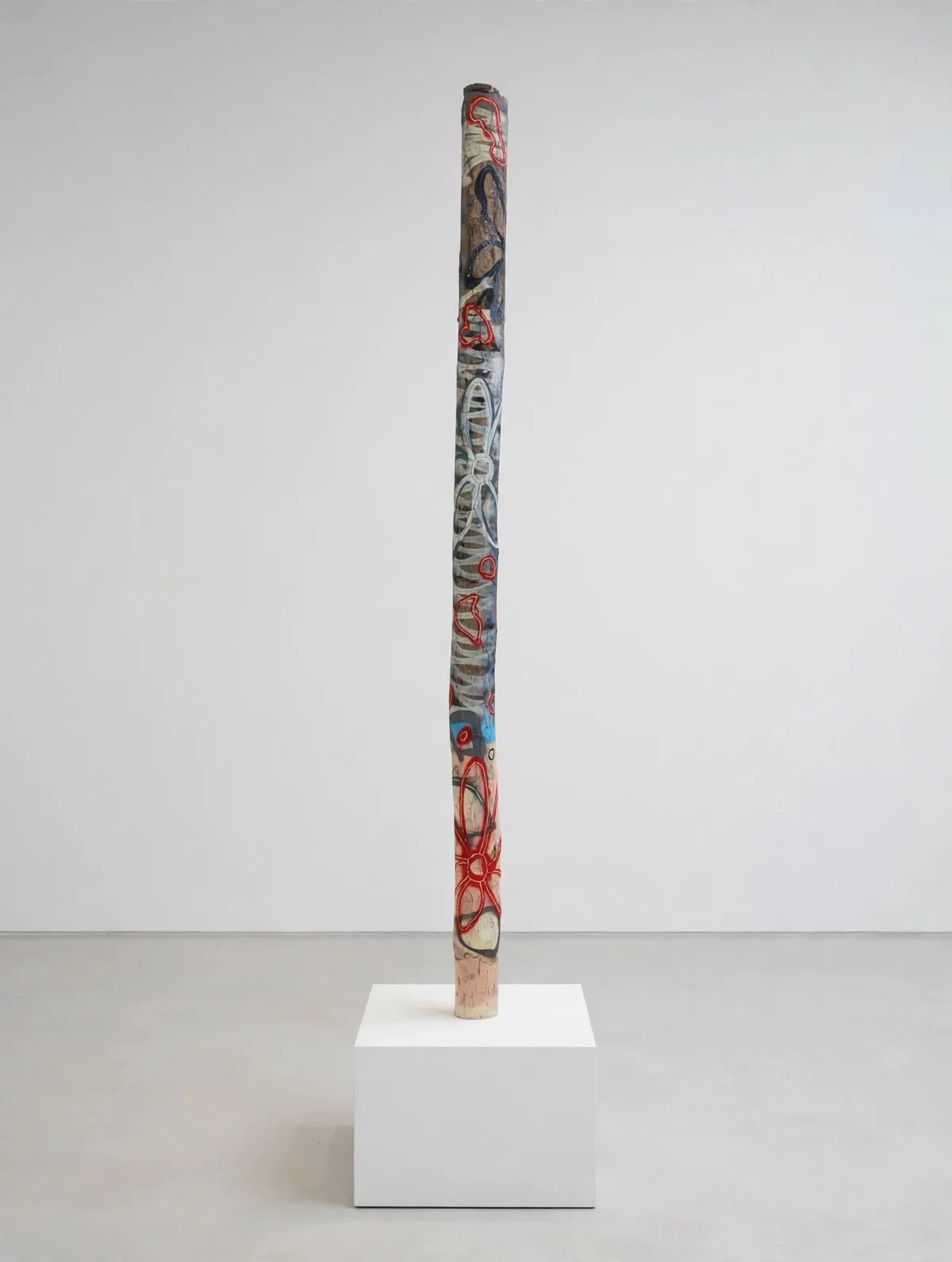 Totem (fleurs rouges, rayures) on a white cube
