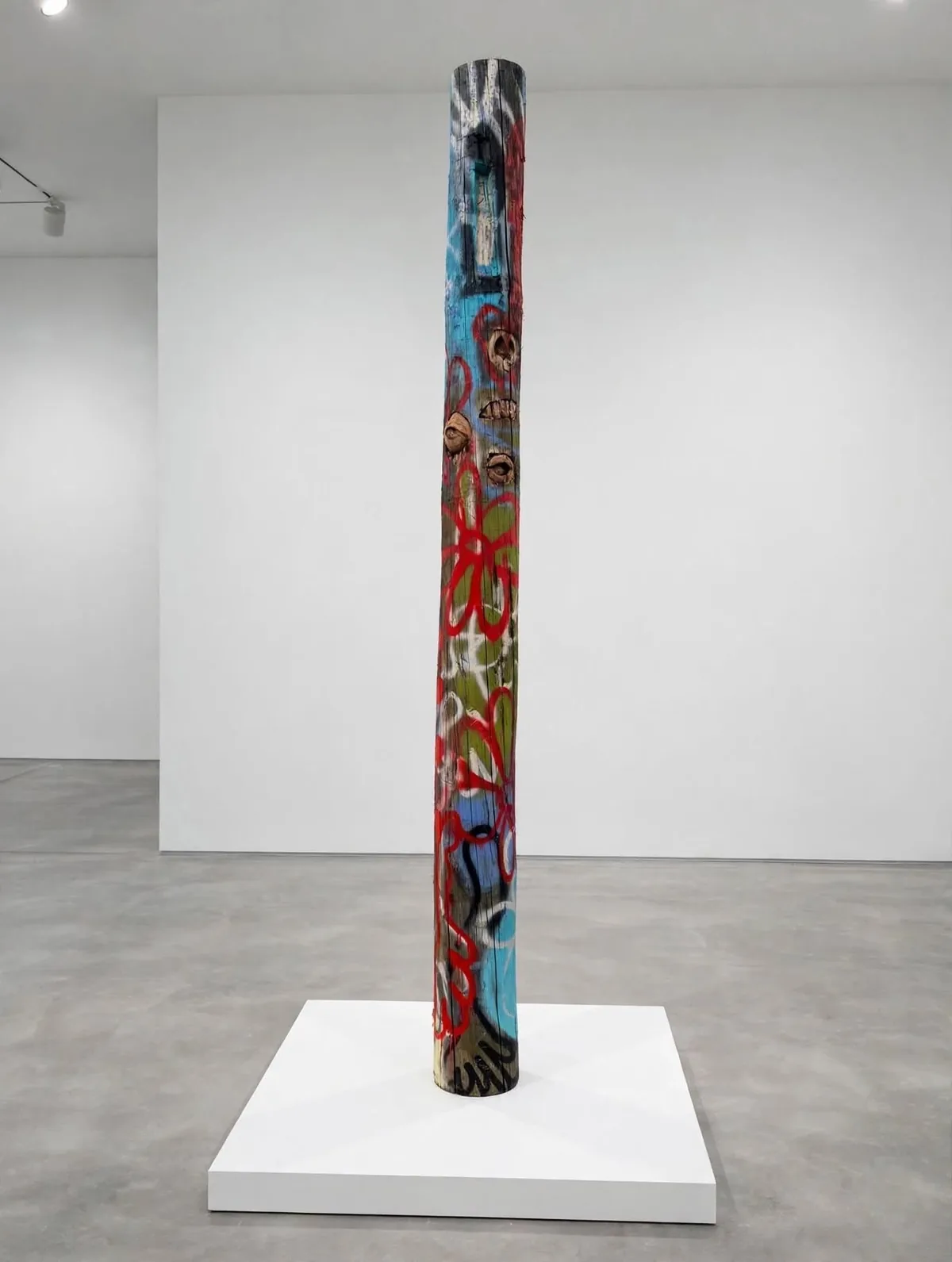 Totem (visage), another view of the gallery